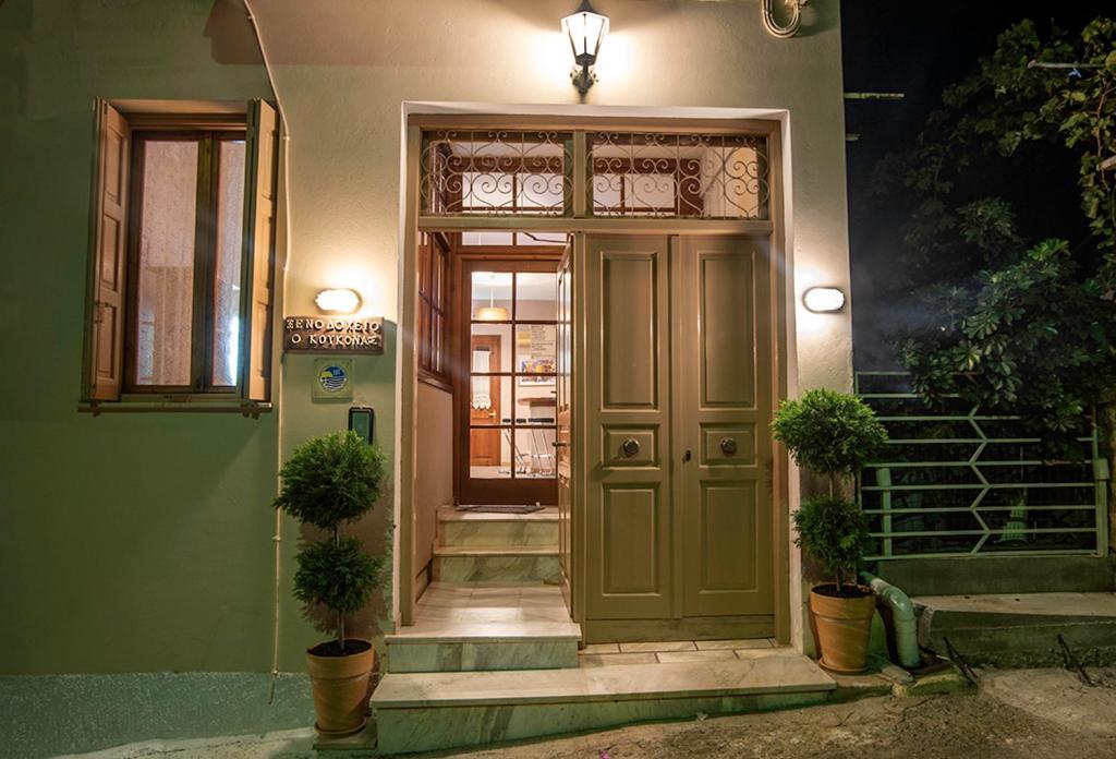 Koukonas Hotel Galaxidi Luaran gambar