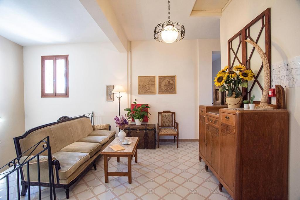 Koukonas Hotel Galaxidi Luaran gambar