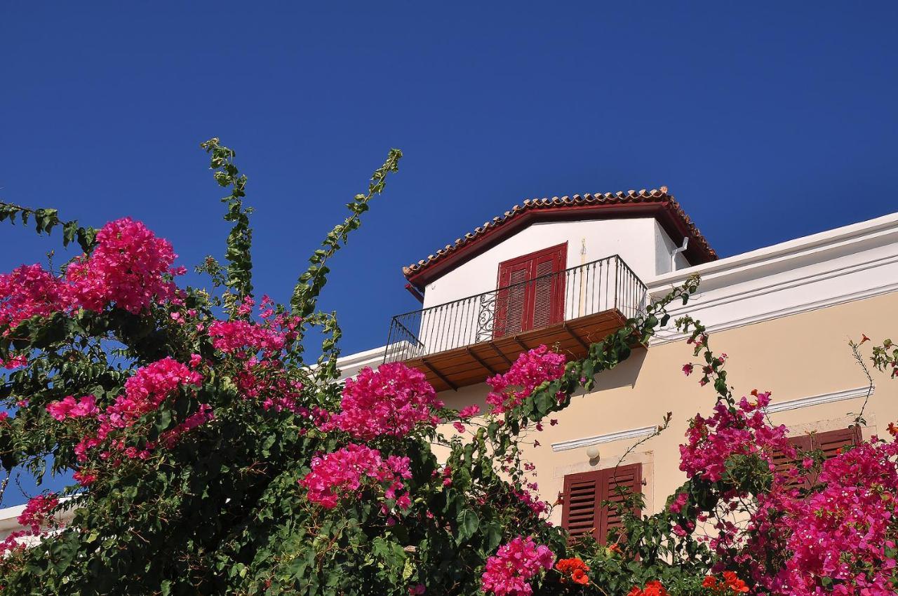 Koukonas Hotel Galaxidi Luaran gambar